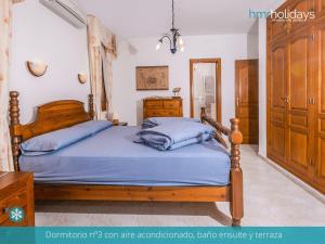 een slaapkamer met 2 bedden met blauwe lakens bij Villa Talia by HMR Holidays Moraira in Moraira +49 foto's