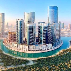 eine Luftansicht einer Stadt mit hohen Gebäuden in der Unterkunft Upgraded 2 bedrooms to 3 bedrooms Private Residential Apartment In C4 Tower in Hydra Avenue Towers in Al Reem Island - 1307 in Abu Dhabi