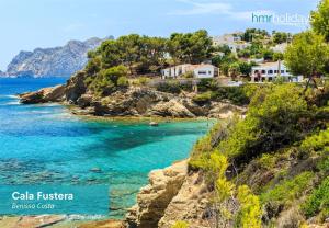 een uitzicht op het strand van Calella rubica met huizen bij Villa Talia by HMR Holidays Moraira in Moraira