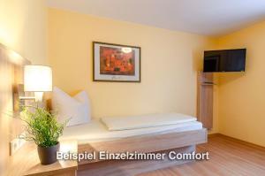 Postel nebo postele na pokoji v ubytování Kurgarten-Hotel