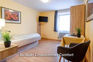 Postel nebo postele na pokoji v ubytování Kurgarten-Hotel