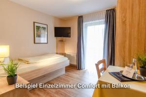 Postel nebo postele na pokoji v ubytování Kurgarten-Hotel