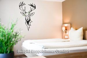 Postel nebo postele na pokoji v ubytování Kurgarten-Hotel