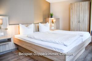 Postel nebo postele na pokoji v ubytování Kurgarten-Hotel