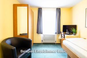 Postel nebo postele na pokoji v ubytování Kurgarten-Hotel