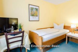 Postel nebo postele na pokoji v ubytování Kurgarten-Hotel