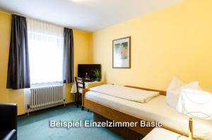 TV a/nebo společenská místnost v ubytování Kurgarten-Hotel