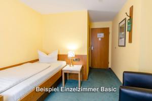 Postel nebo postele na pokoji v ubytování Kurgarten-Hotel