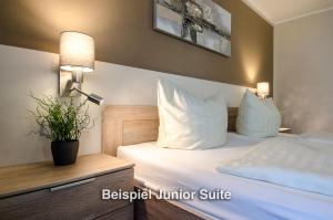 Postel nebo postele na pokoji v ubytování Kurgarten-Hotel