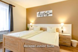 Postel nebo postele na pokoji v ubytování Kurgarten-Hotel