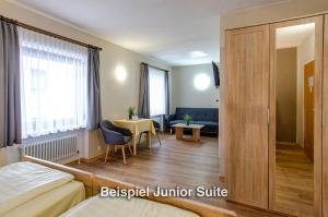 Postel nebo postele na pokoji v ubytování Kurgarten-Hotel