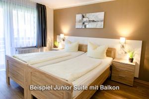 Postel nebo postele na pokoji v ubytování Kurgarten-Hotel