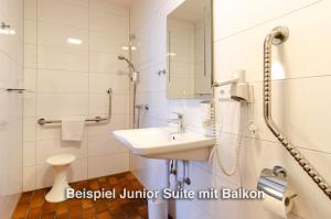 Koupelna v ubytování Kurgarten-Hotel