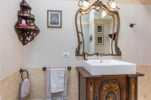 een badkamer met een wastafel en een spiegel bij Le Case di Erminia Country Valeggio in Valeggio sul Mincio