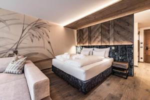 Letto o letti in una camera di Hotel Berghof Mayrhofen GmbH