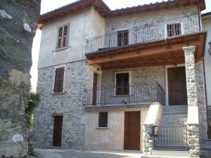 un grande edificio in pietra con balcone di Cà Fedora a Bagnone