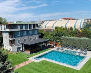 an aerial view of a house with a swimming pool at Istanbul Park Hotel in Tuzla