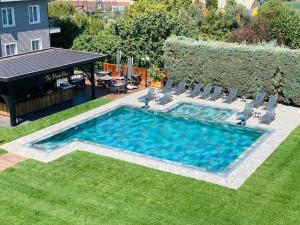an overhead view of a swimming pool in a yard at Istanbul Park Hotel in Tuzla