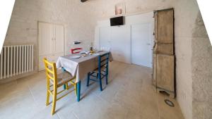 Una cocina con una mesa y sillas en una habitación. en Martina Trulli Relais, en Locorotondo