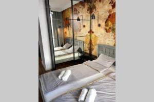 - une chambre avec un lit et un miroir dans l'établissement Chlebova Apartments, à Gdańsk