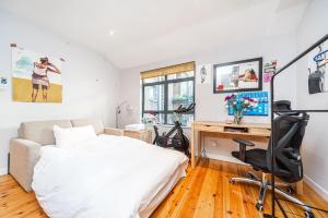1 dormitorio con cama, escritorio y silla en Pass the Keys - Trendy flat with private terrace in Central East London en Londres