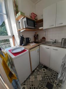 Кухня или мини-кухня в Joli studio calme parking proche thermes et centre
