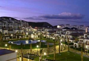 - une vue sur la ville la nuit avec des lumières dans l'établissement Lovely Apartment in Vera Playa, à Playas de Vera