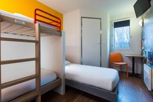 Bunk bed o mga bunk bed sa kuwarto sa HOTEL F1 Lyon Genay Massieux