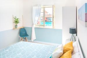 a bedroom with a bed and a window at OLA Guesthouse in Esmoriz