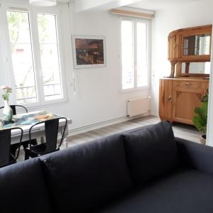 een woonkamer met een bank en een tafel bij Les Hauts de Marle in Marle-et-Behaine