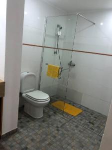 ein Badezimmer mit einem WC und einer Glasduschkabine in der Unterkunft MiaMar House Sesimbra in Sesimbra