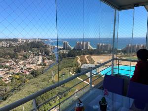 una persona che guarda la città dal ponte di osservazione di Algarrobo, Laguna bahí­a departamento 1303 & 302 ad Algarrobo