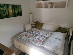 Cama en habitación pequeña con: en Casa Foresta - minimalistisches 1-Raum Tiny House direkt am Wald, en Wingst