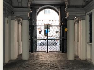 un ingresso a un edificio con cancello di ferro con porta di Casa Chiara Italia classic free parking a Napoli