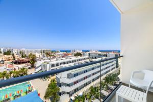 Бассейн в Seasons Hotel (Adults Only) или поблизости