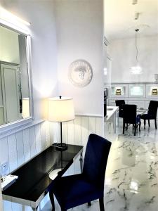 Posedenie v ubytovaní MONDRIAN Luxury Suites & Apartments Market Square IV