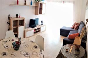 sala de estar con mesa y sofá en Beautiful Apartment en Palm-mar
