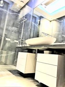 Kúpeľňa v ubytovaní MONDRIAN Luxury Suites & Apartments Market Square IV