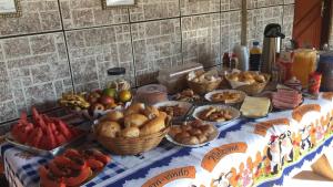 une table garnie de nombreux types d'aliments différents dans l'établissement Pousada Reis, à Pirenópolis 7 autres photos