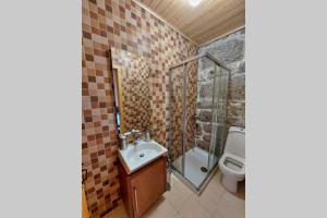 uma casa de banho com um lavatório e um WC em Casa Florestal, na Branda da Bouça dos Homens em Gavieira
