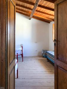 otwarte drzwi do pokoju z dwoma łóżkami w obiekcie Beni benius - Typical restored house in Nurachi w mieście Nurachi +30 zdjęć