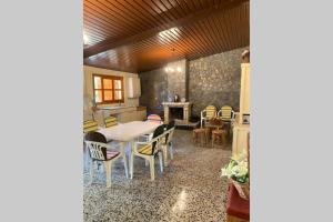 a kitchen and dining room with a table and chairs at Casa rural: Villa Marías in Sampil