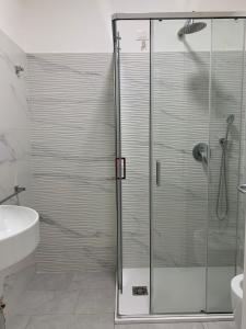 ein Bad mit einer Dusche und einem Waschbecken in der Unterkunft NANNARE' APPARTAMENT in Reggio nell'Emilia