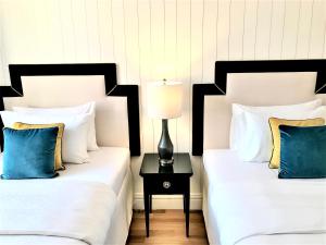 Posteľ alebo postele v izbe v ubytovaní MONDRIAN Luxury Suites & Apartments Market Square IV