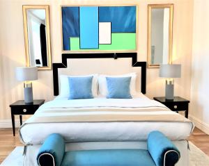 Posteľ alebo postele v izbe v ubytovaní MONDRIAN Luxury Suites & Apartments Market Square IV