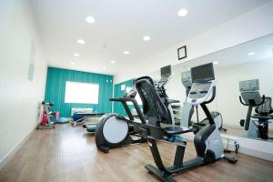 einen Fitnessraum mit Laufbändern und Crosstrainern in einem Zimmer in der Unterkunft Holiday Inn Express Hotel & Suites Carlsbad, an IHG Hotel in Carlsbad