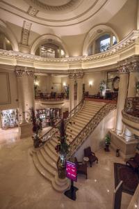 ein großes Gebäude mit einer Wendeltreppe in einem Gebäude in der Unterkunft Safi Royal Luxury Valle in Monterrey