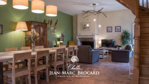 a dining room with a long table and chairs at Le P'tit Louis in Saint-Cyr-les-Colons