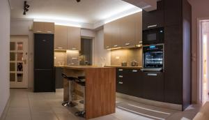 Η κουζίνα ή μικρή κουζίνα στο It is a pleasant, modern, functional house!