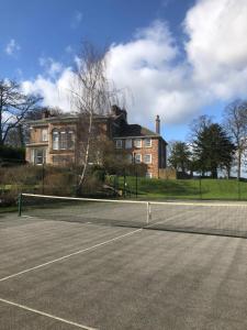 Tenis alebo squash v ubytovaní The Wing at Brook Hall alebo jeho okolí